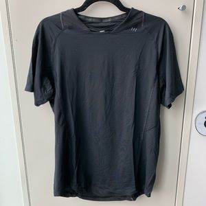 Lululemon Men’s athletic top M
